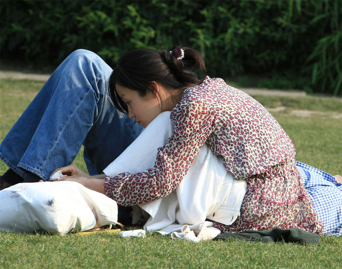 图片[2]-踏青公园街拍系列No.1613 落日黄昏下的性感-日更街拍