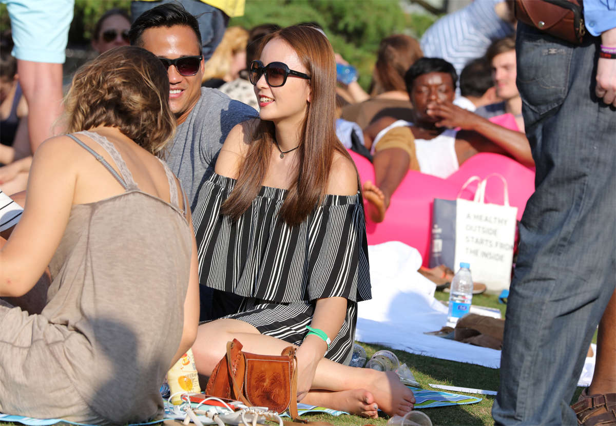 图片[2]-踏青公园街拍系列No.838 颜值可上封面的甜美女孩，穿鞋时的惊喜让你不虚此行-日更街拍