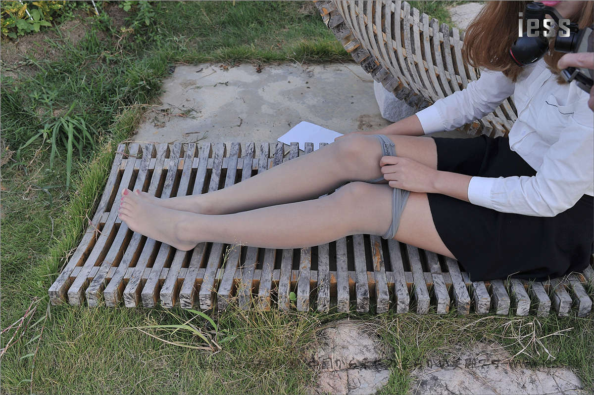 图片[2]-IESS异思趣向 丝足便当067期：户外灰丝 洋洋-日更街拍