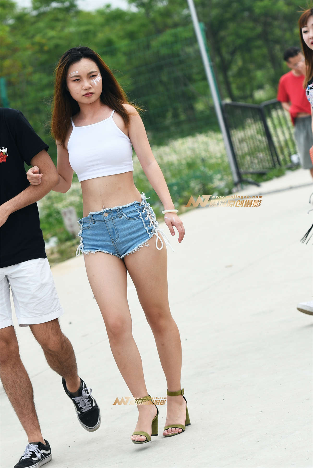 【咔喳赛贴】热裤高跟-日更街拍