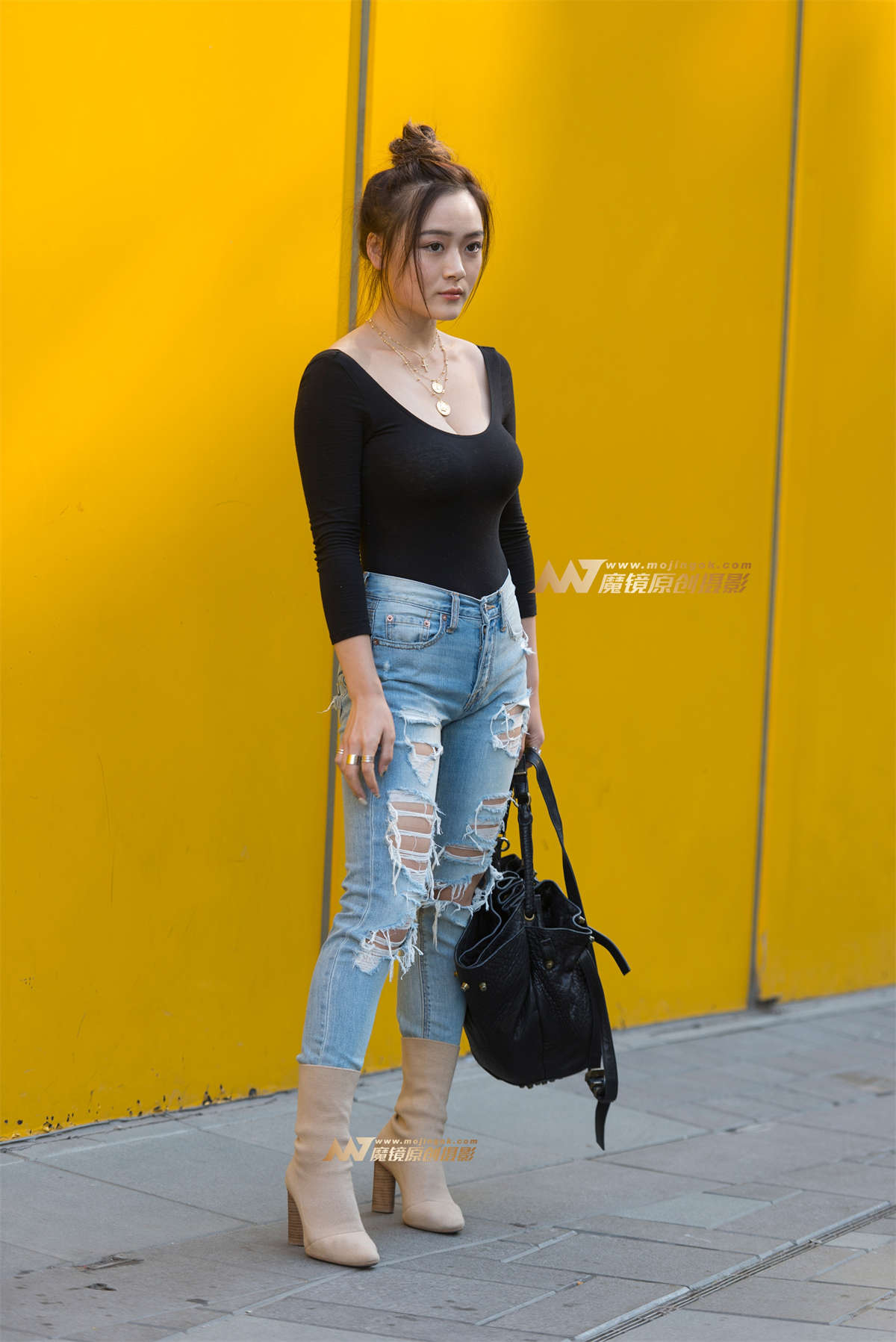 白皙美乳深V诱惑-日更街拍