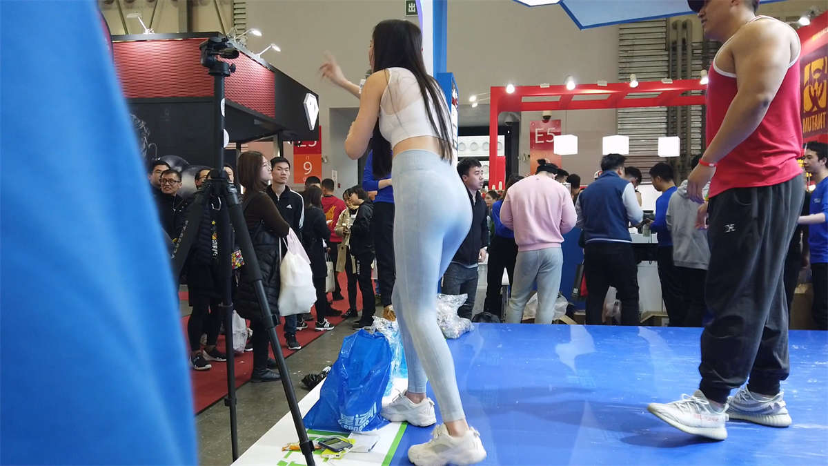 劲爆身材前凸后翘的紧身裤美女主持人-日更街拍