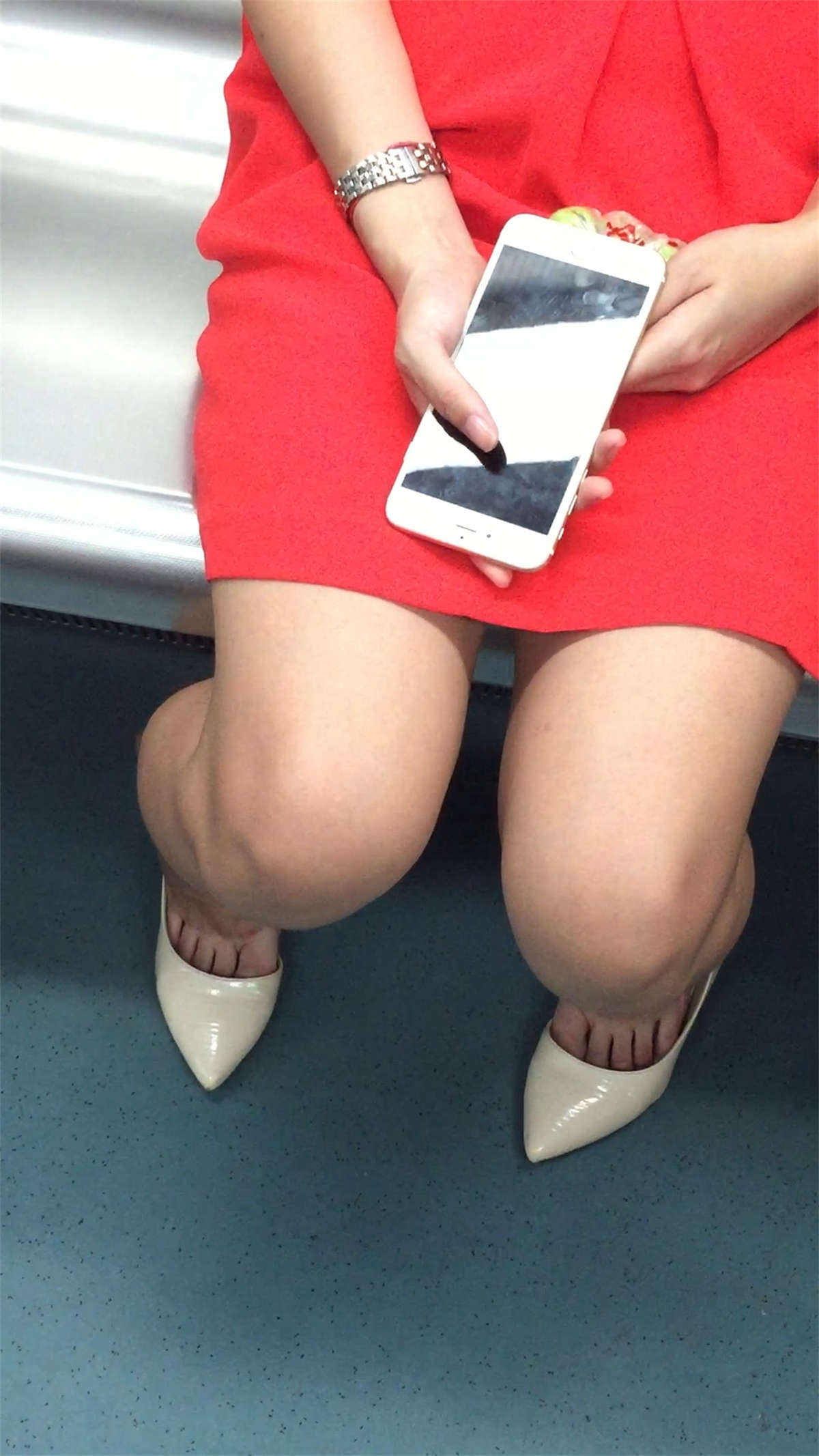 漂亮高跟MM裸腿诱惑-日更街拍