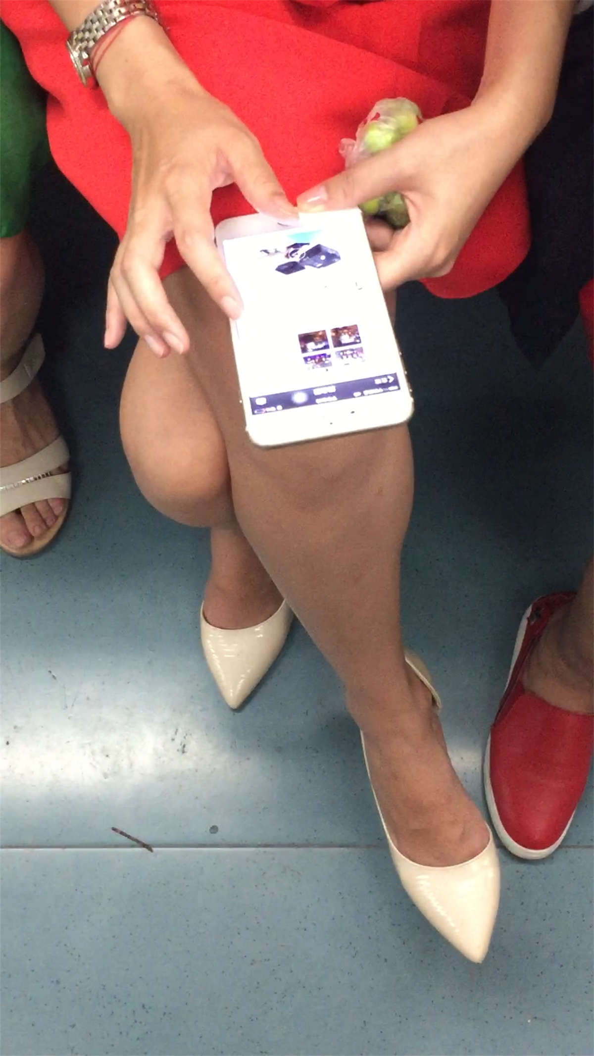 图片[2]-漂亮高跟MM裸腿诱惑-日更街拍