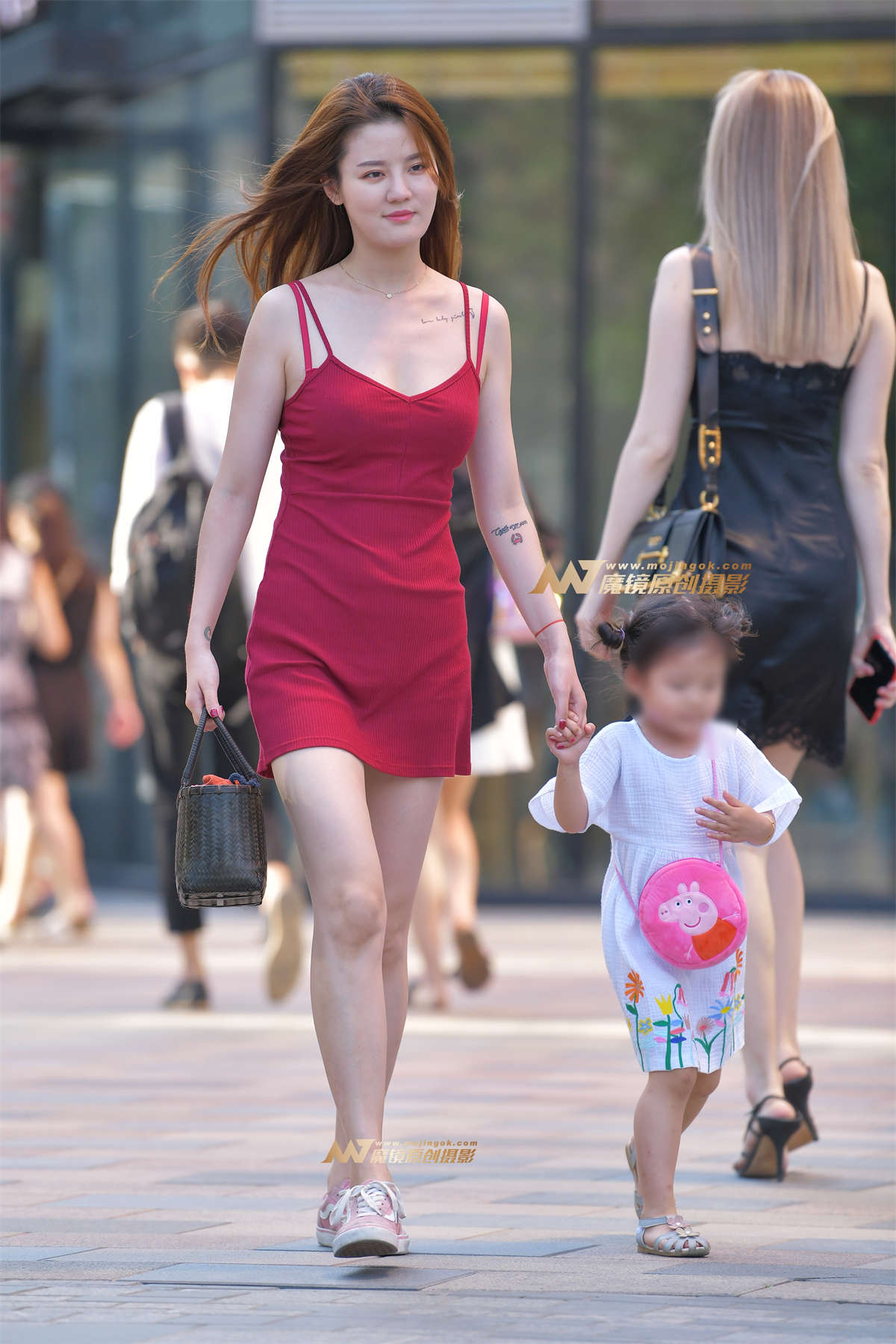 【红石赛贴】性感红裙小辣妈-日更街拍