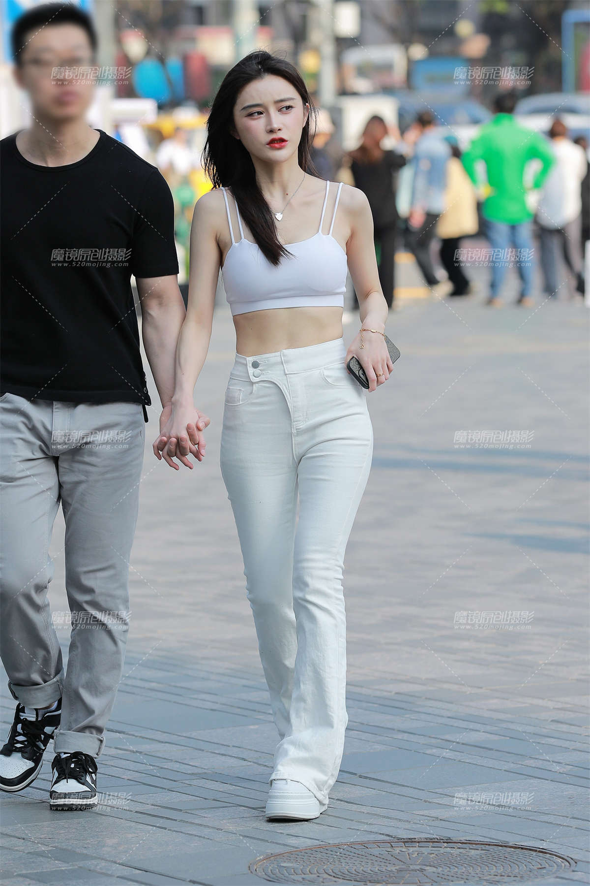 白色牛仔裤女友-日更街拍