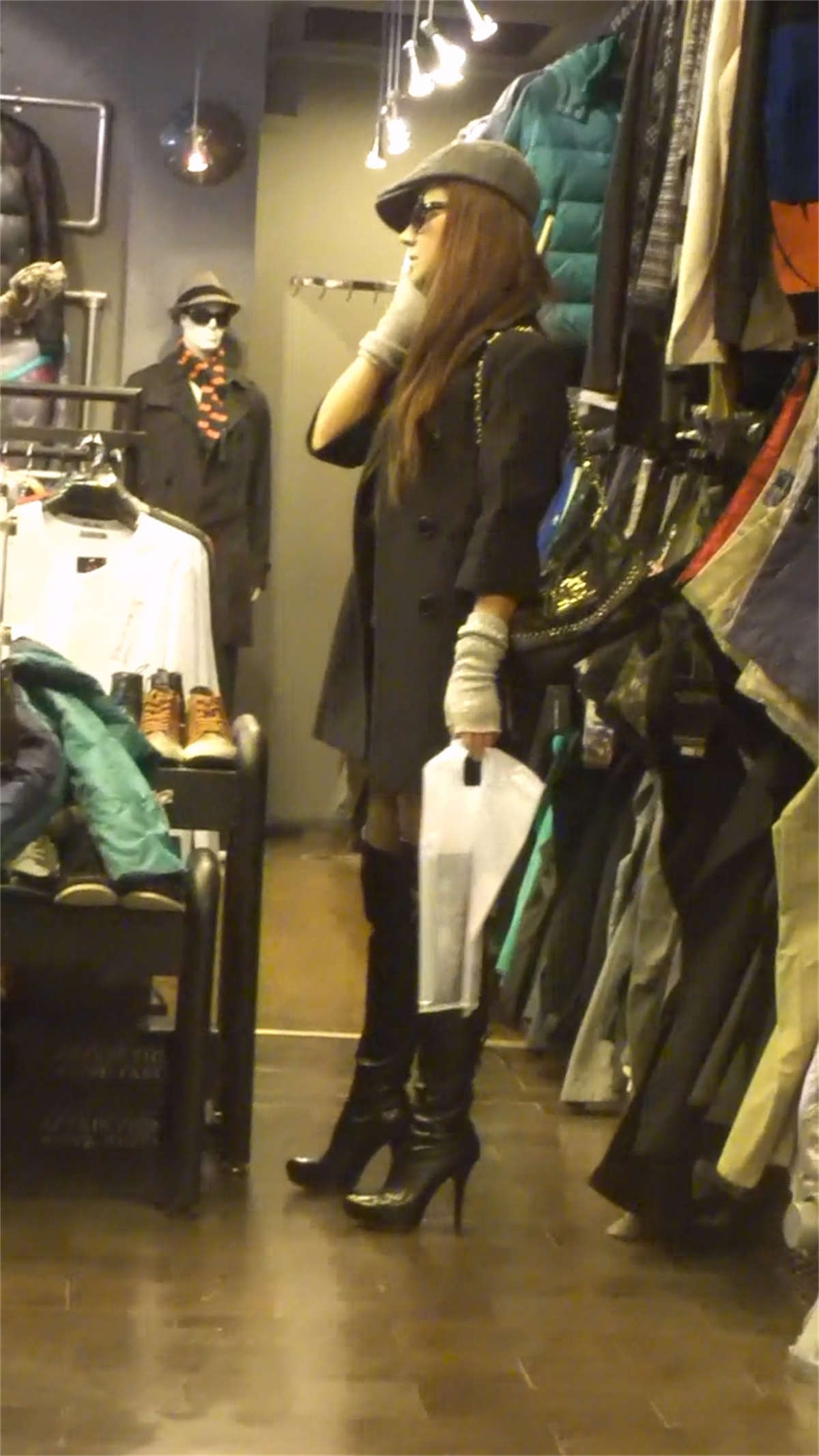 图片[2]-牛仔热裤性感黑丝长靴少妇-日更街拍