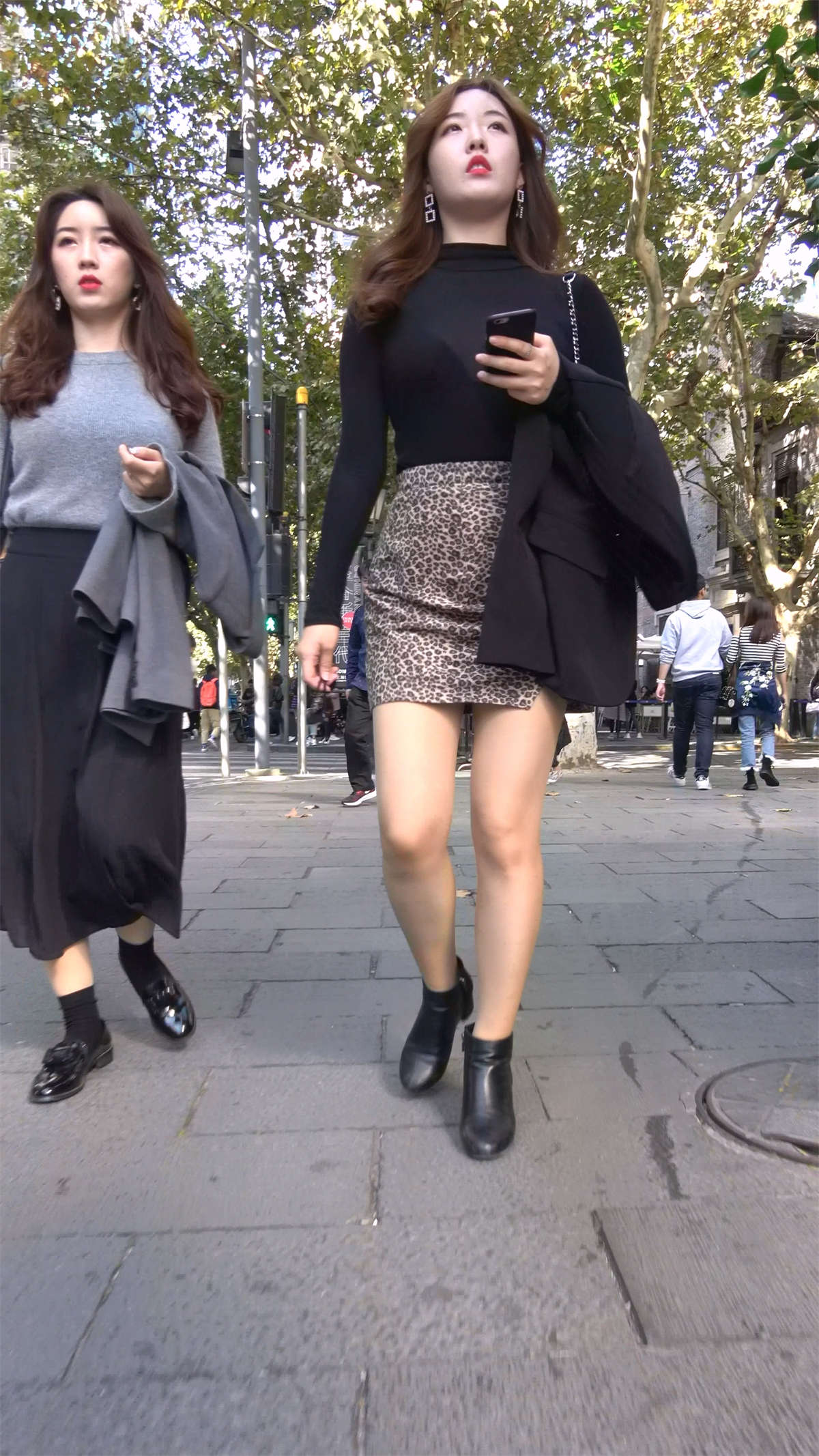 非常有气质的豹纹美女-日更街拍