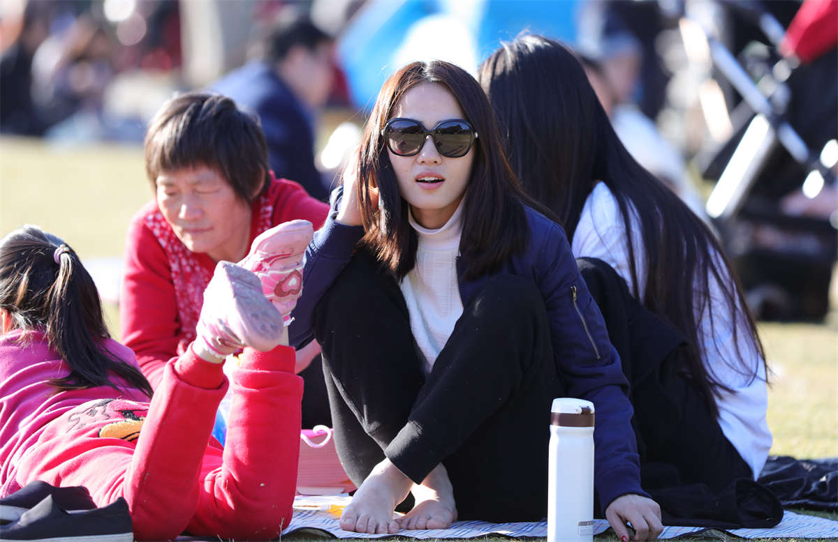 图片[2]-踏青公园街拍系列No.1614 酷酷的墨镜少妇在寒冷的早春就迫不及待露脚了-日更街拍