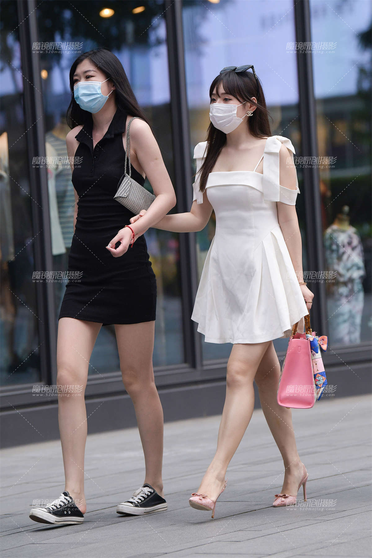 美腿高跟俩闺蜜-日更街拍