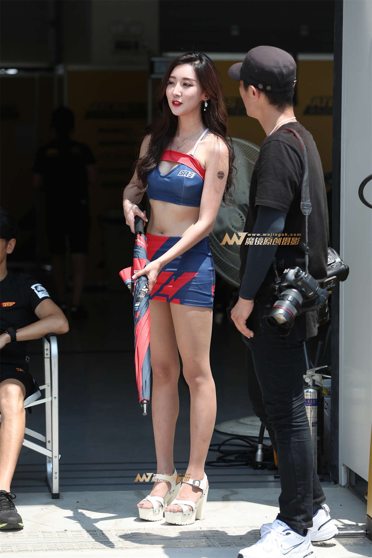 [辉辉赛贴]漂亮的肉丝美腿赛车女神小姐姐-日更街拍