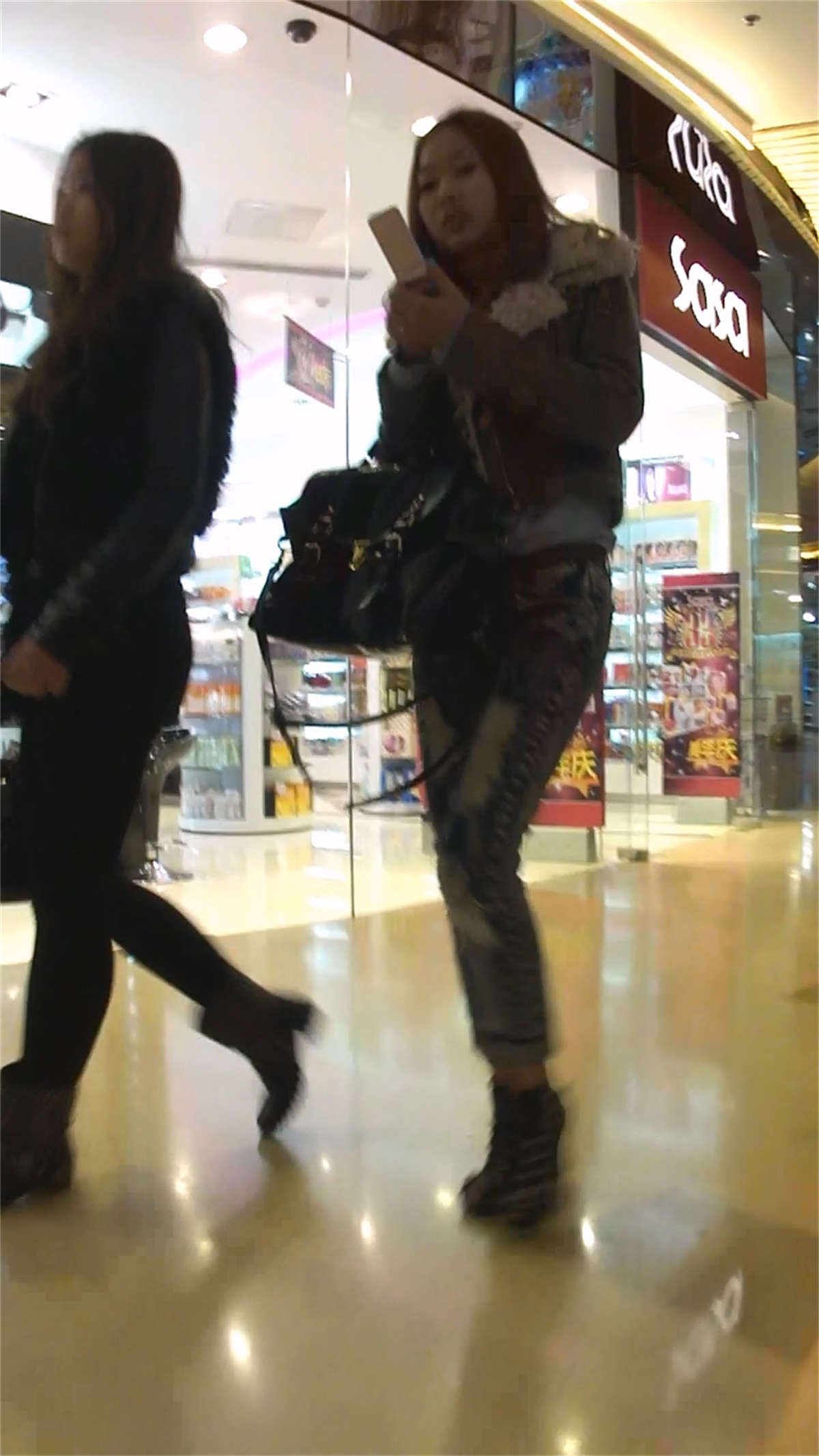 图片[2]-屁股极品的紧身牛仔裤MM-日更街拍