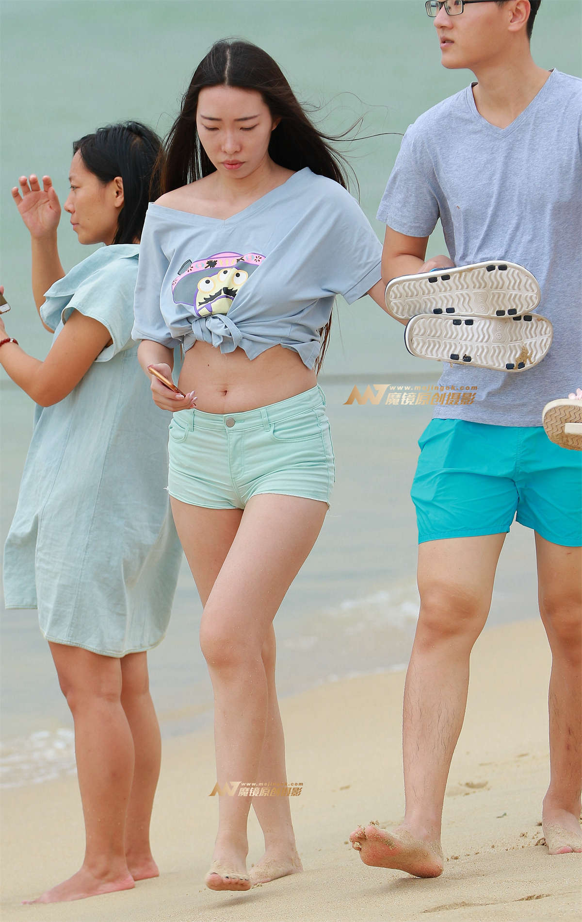 图片[2]-超紧倔强的热裤美女-日更街拍