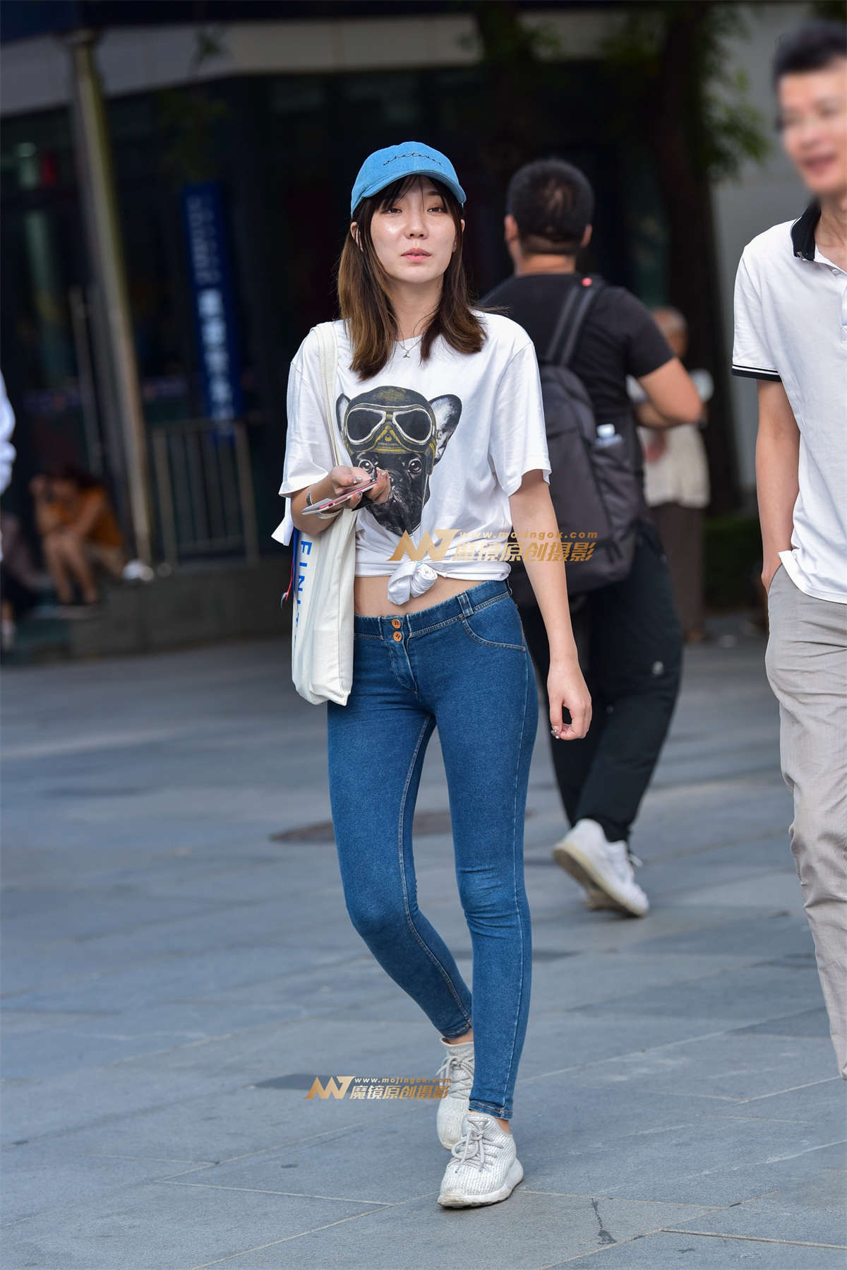 蜜桃紧牛女-日更街拍