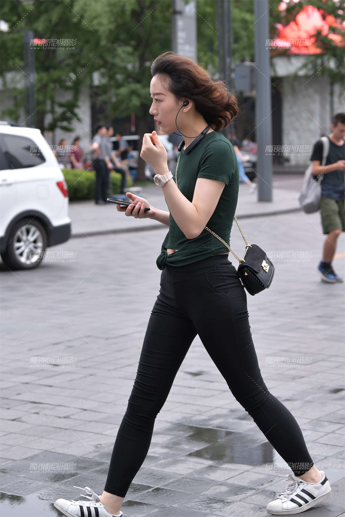 这个黑裤美眉的润臀真不赖~-日更街拍