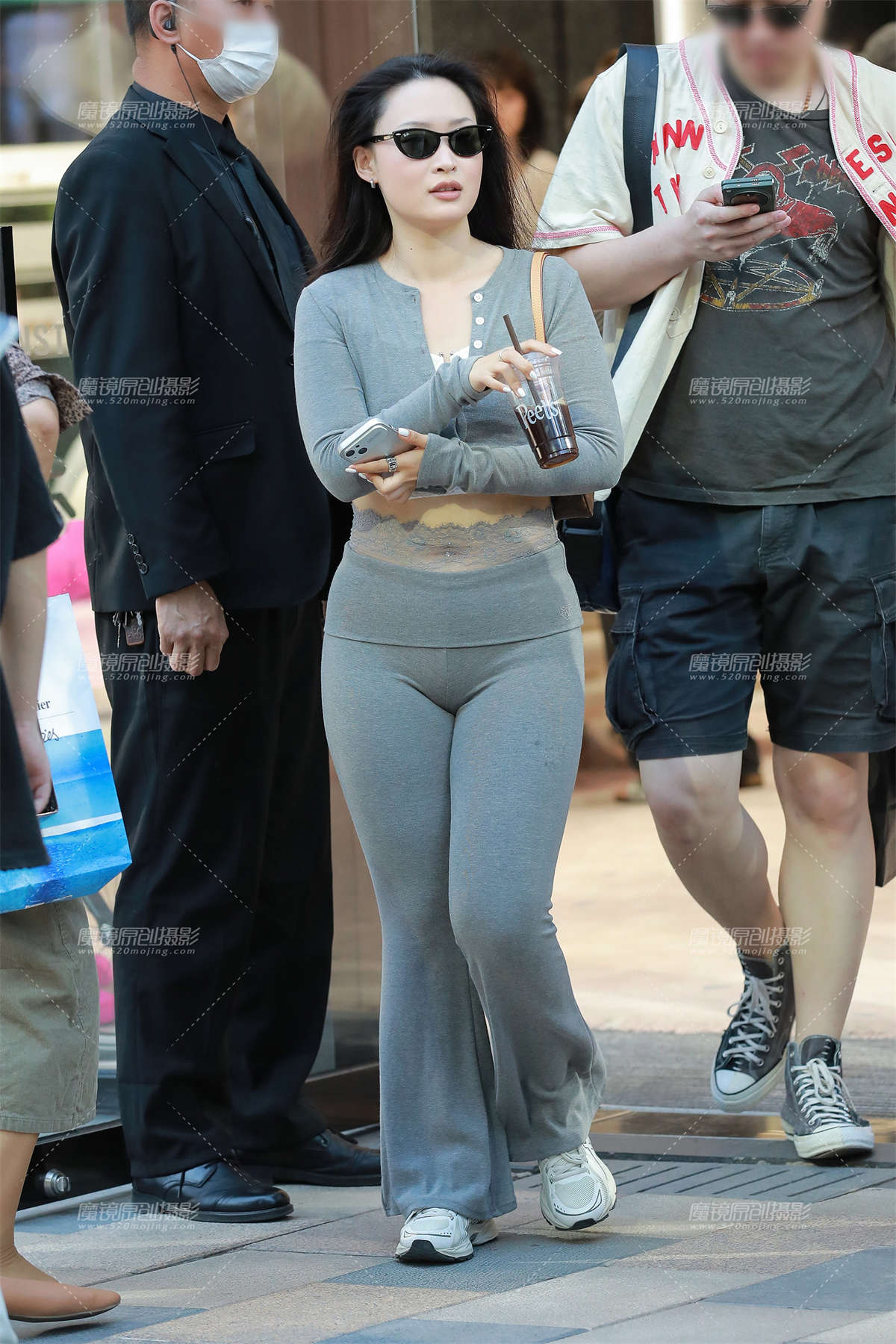 丰韵灰色紧身裤女友-日更街拍