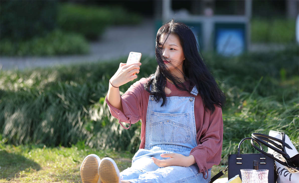 图片[2]-踏青公园街拍系列No.1615 闺蜜同行，预想中两双美人脚竟然有重口味足底的意外惊喜 第1套-日更街拍