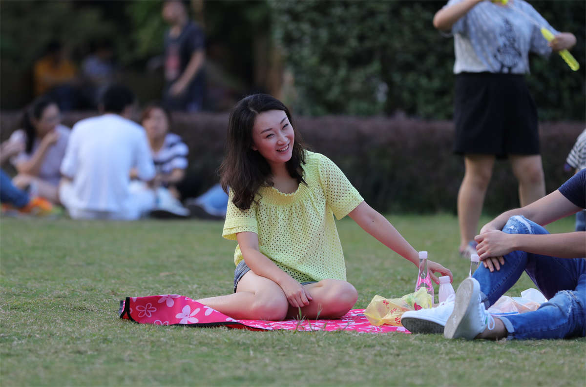 踏青公园街拍系列No.840 颜值和脚有反差，逮着一双比美足嫩足更稀罕的年轻老脚 第2套-日更街拍