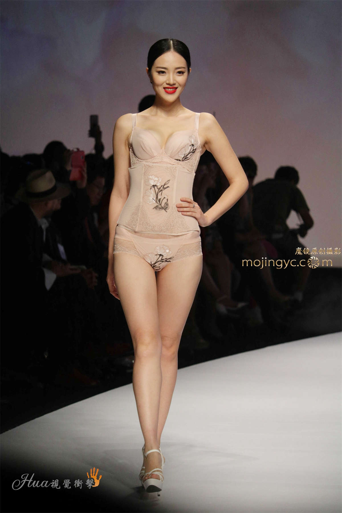 西施尔内衣秀-日更街拍