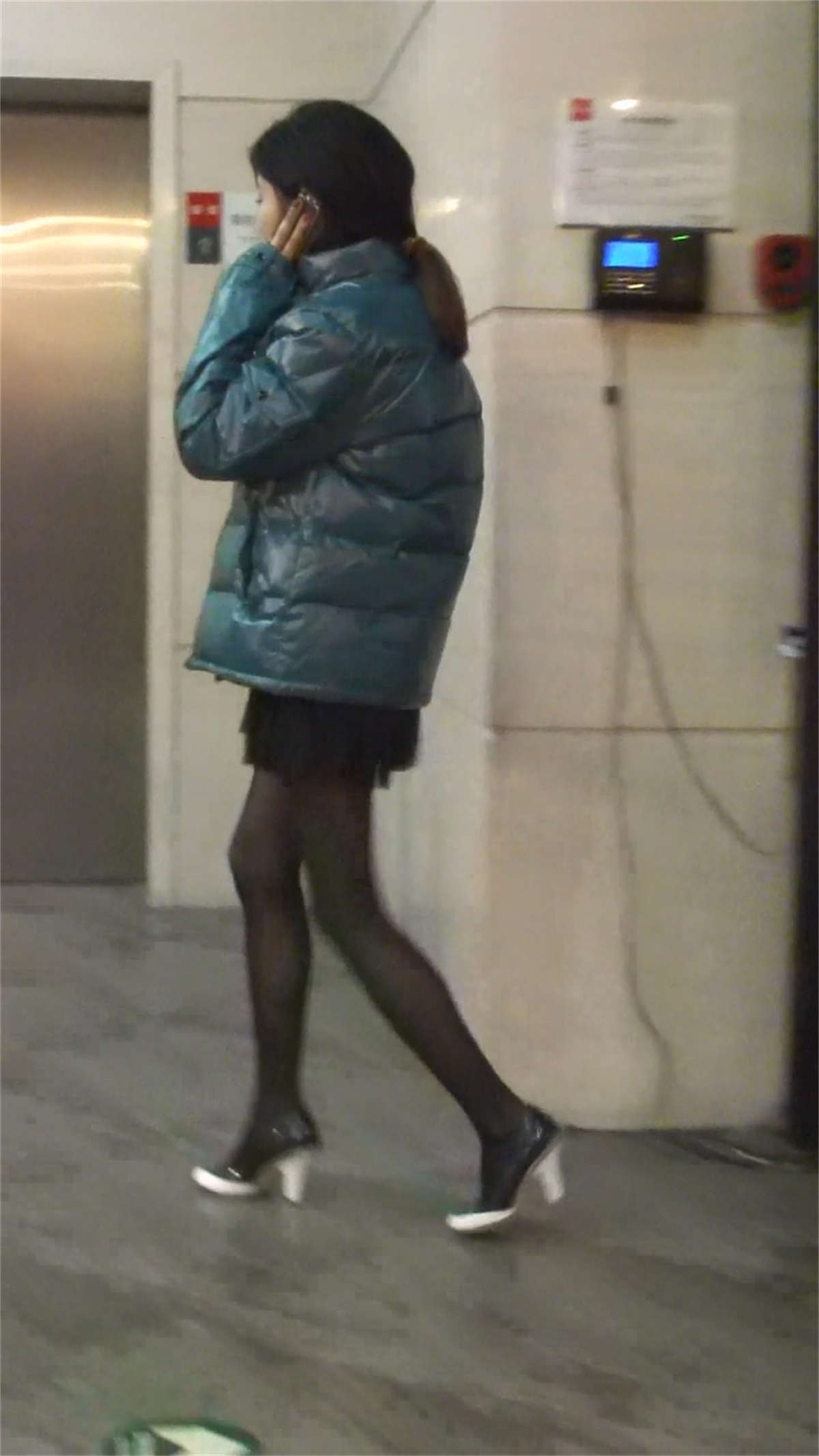 图片[2]-漂亮清纯诱人的MM黑丝高跟-日更街拍