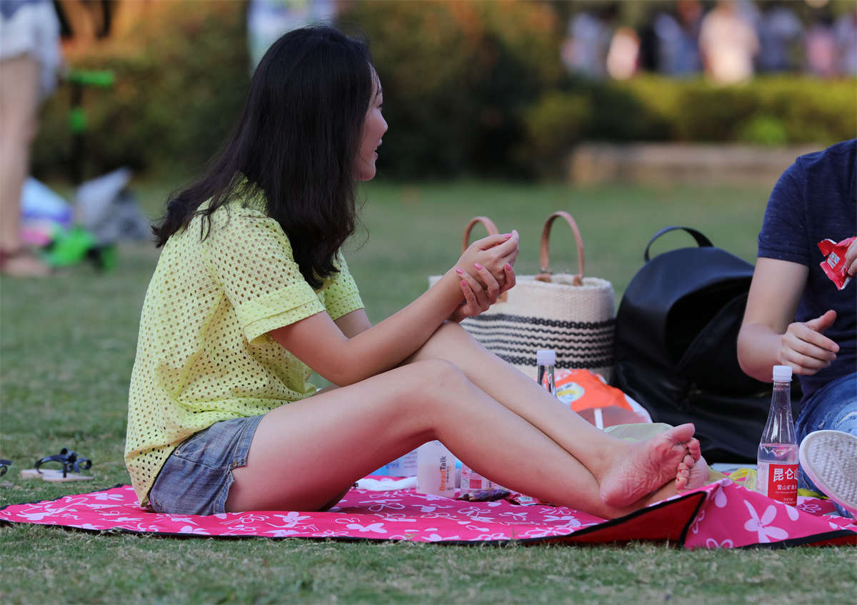 图片[2]-踏青公园街拍系列No.840 颜值和脚有反差，逮着一双比美足嫩足更稀罕的年轻老脚 第2套-日更街拍