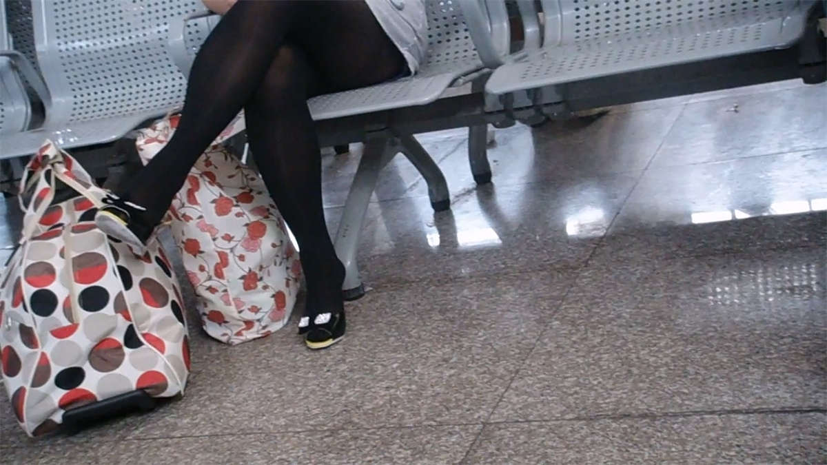 图片[2]-黑丝美腿特写-日更街拍