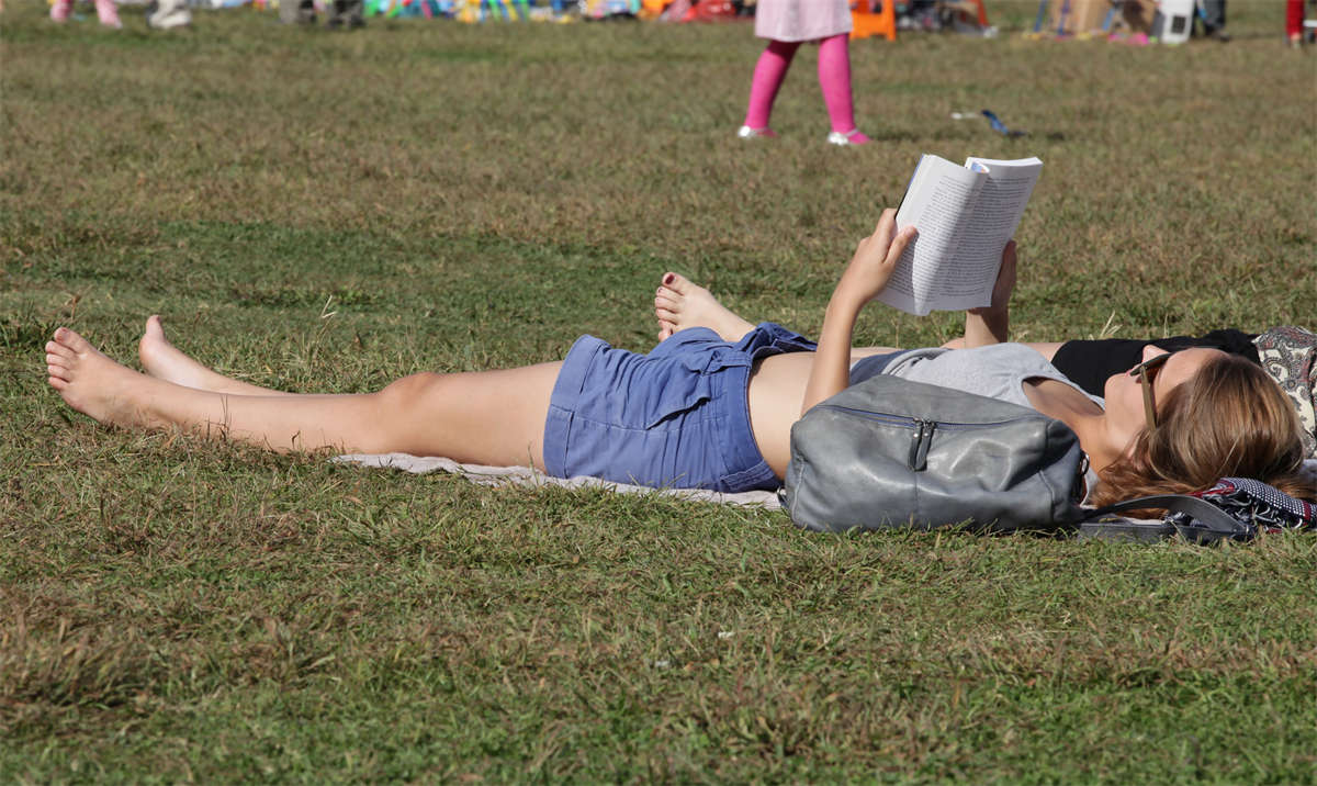 图片[2]-踏青公园街拍系列No.390 金发洋妞的脚型竟然很像东方人-日更街拍