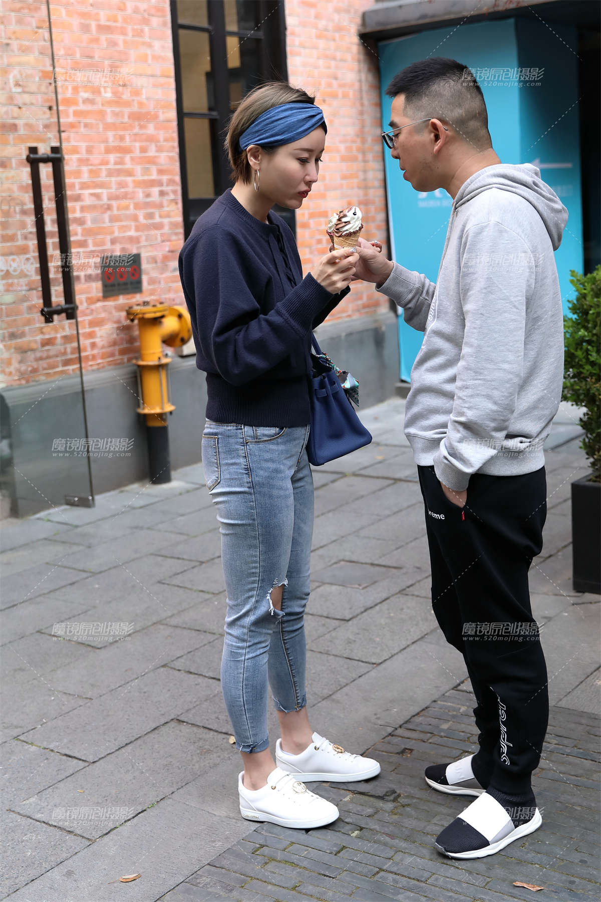 图片[2]-【欧阳幽明赛帖】爱吃冰激淋的牛仔裤美女-日更街拍