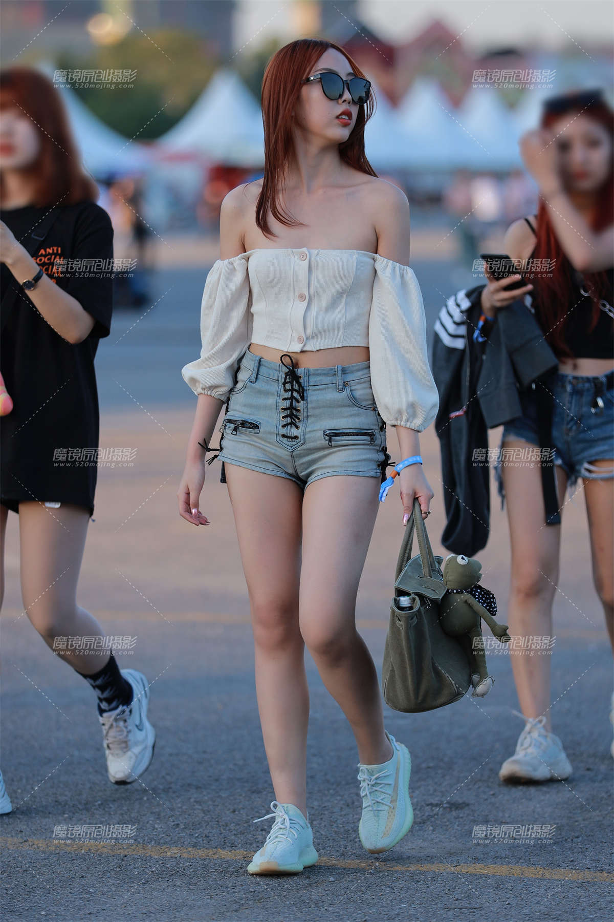 【小默赛帖】第1398篇★热裤一字肩美女★-日更街拍