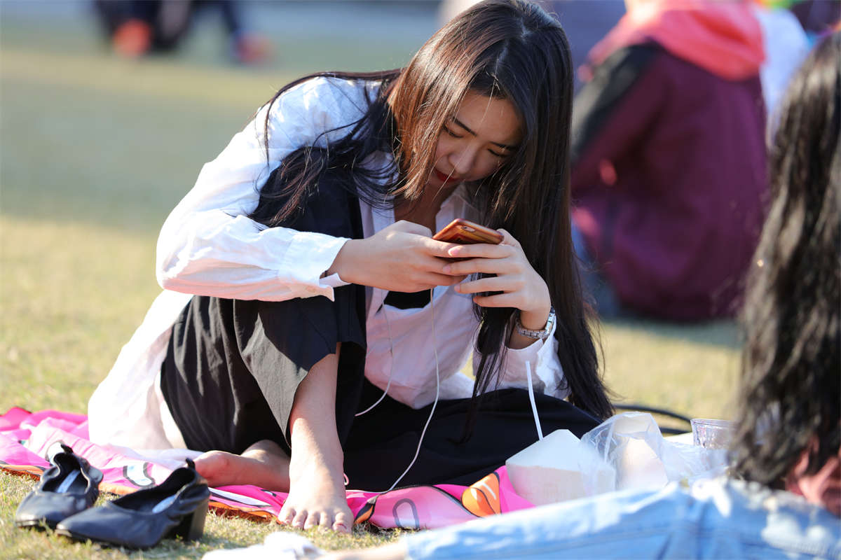 图片[2]-踏青公园街拍系列No.1616 闺蜜同行，预想中两双美人脚竟然有重口味足底的意外惊喜 第2套-日更街拍