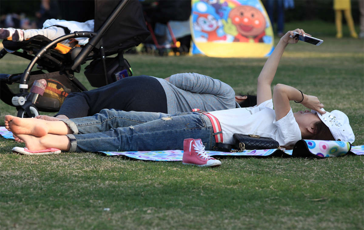 图片[2]-踏青公园街拍系列No.841 飘逸的长发女郎躺直给你看她的精致美足-日更街拍