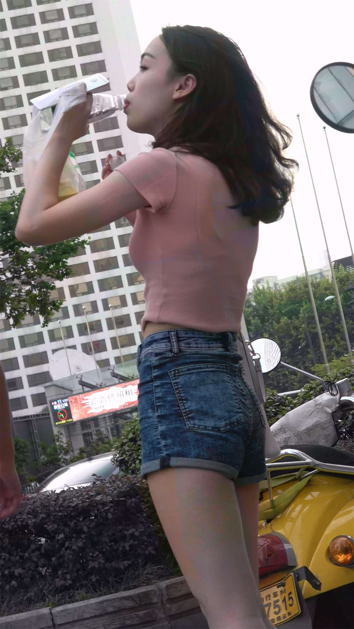 图片[2]-气质非常棒的高腰热裤美腿高跟美女-日更街拍