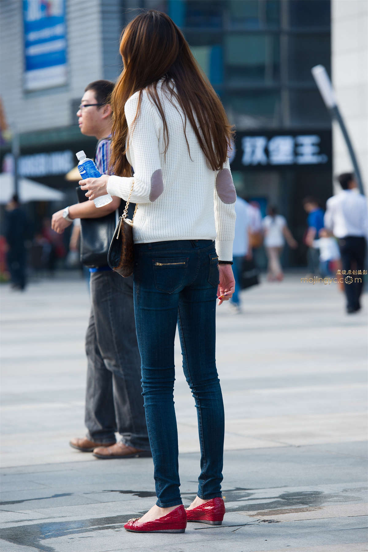 图片[2]-紧身牛仔裤，平底鞋-日更街拍