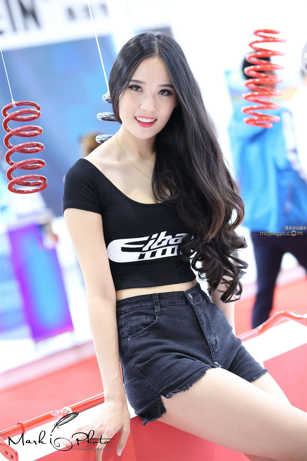 图片[2]-黑色T恤牛仔热裤美腿-日更街拍