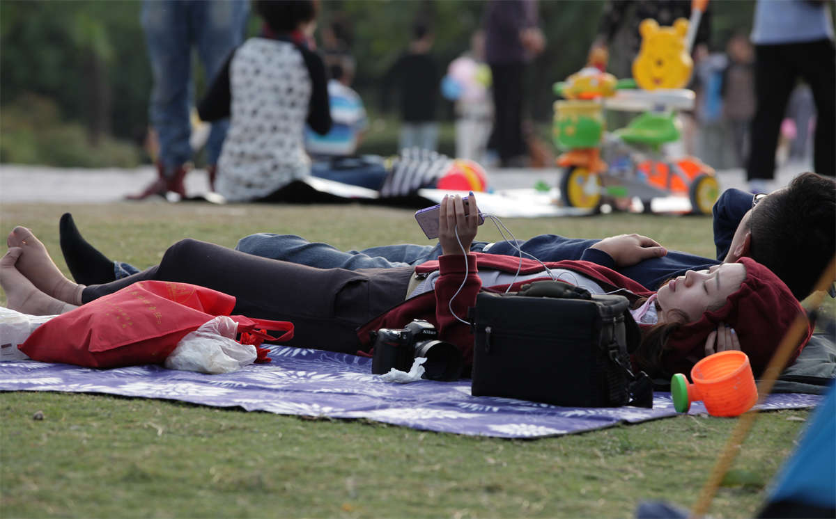 图片[2]-踏青公园街拍系列No.391 尽情舒展的少妇秀足短肉丝-日更街拍