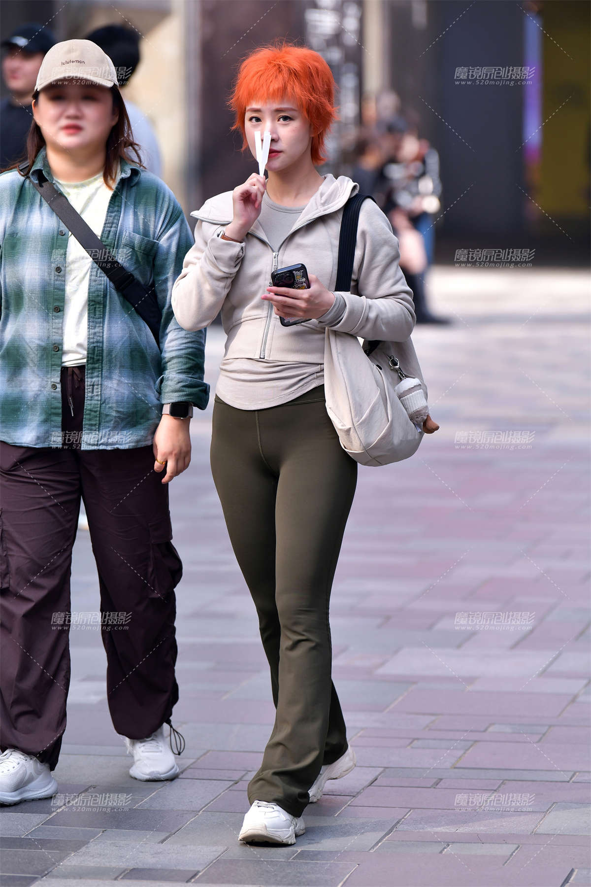 ★红发绿紧身裤美女-日更街拍