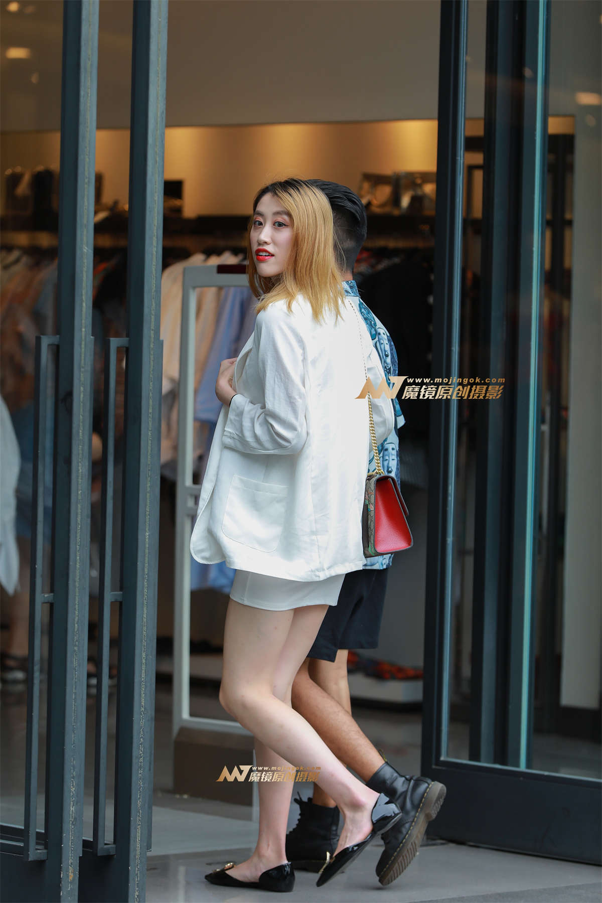 【视觉冲击赛帖】幸福的微笑，性感低胸女友-日更街拍