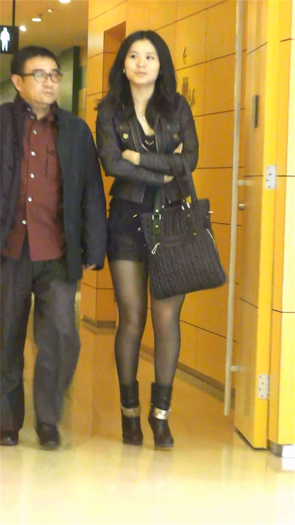 图片[2]-齐B小短裙的黑丝少妇-日更街拍