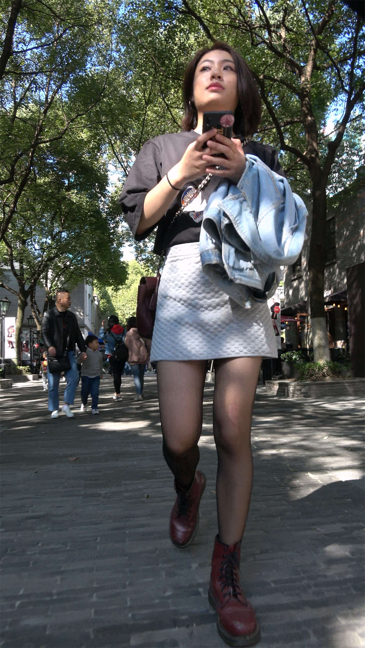 黑丝大头皮鞋黑衣服MM-日更街拍