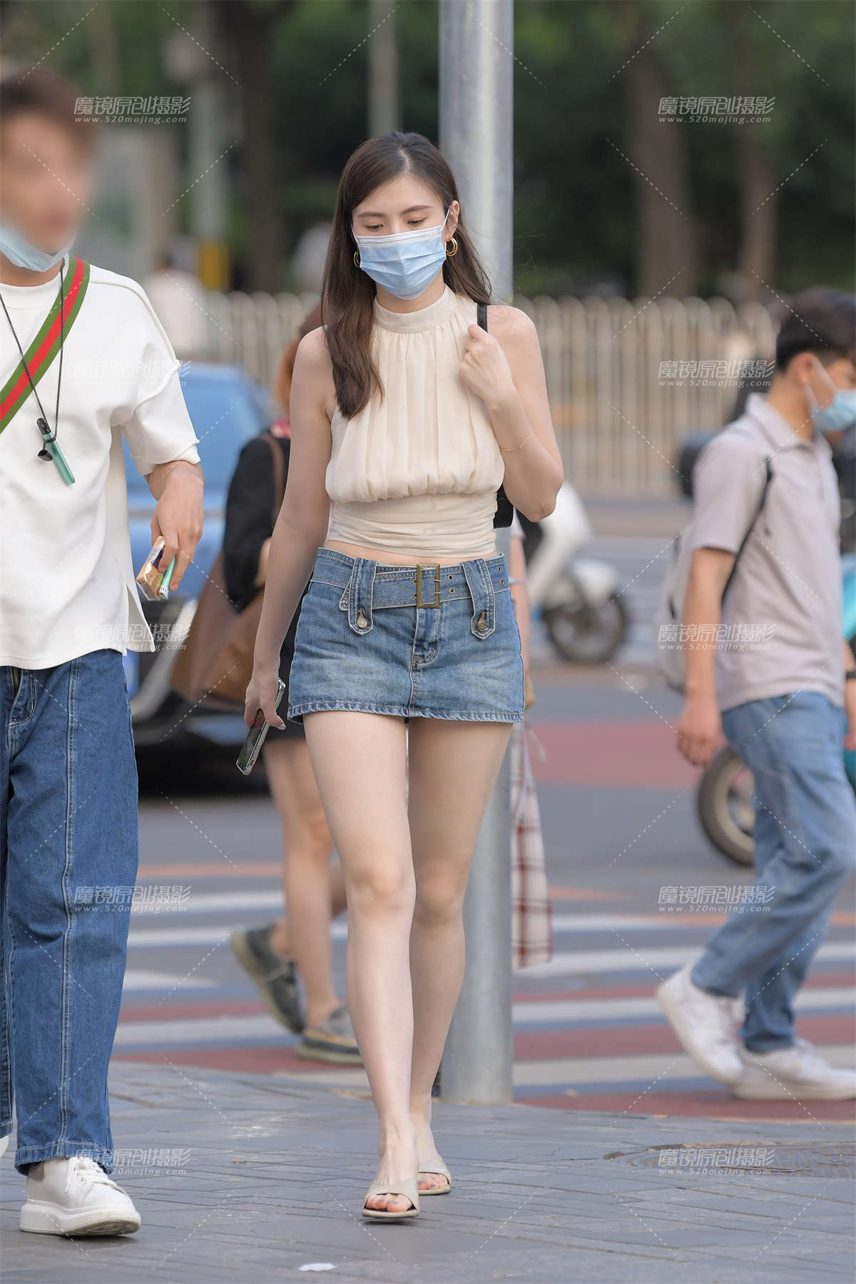 牛仔短裙美女-日更街拍