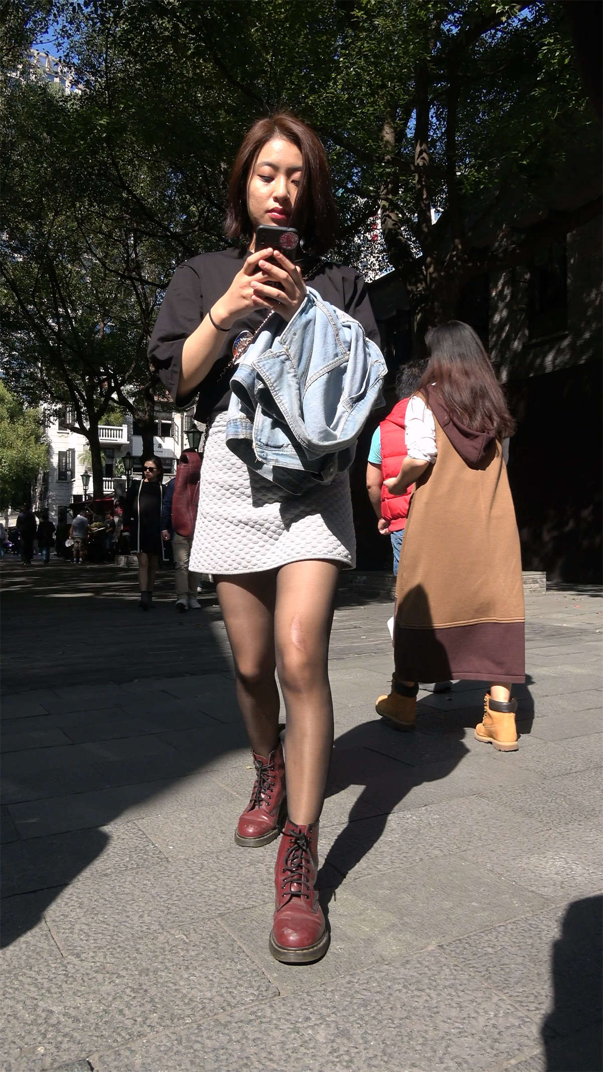 图片[2]-黑丝大头皮鞋黑衣服MM-日更街拍