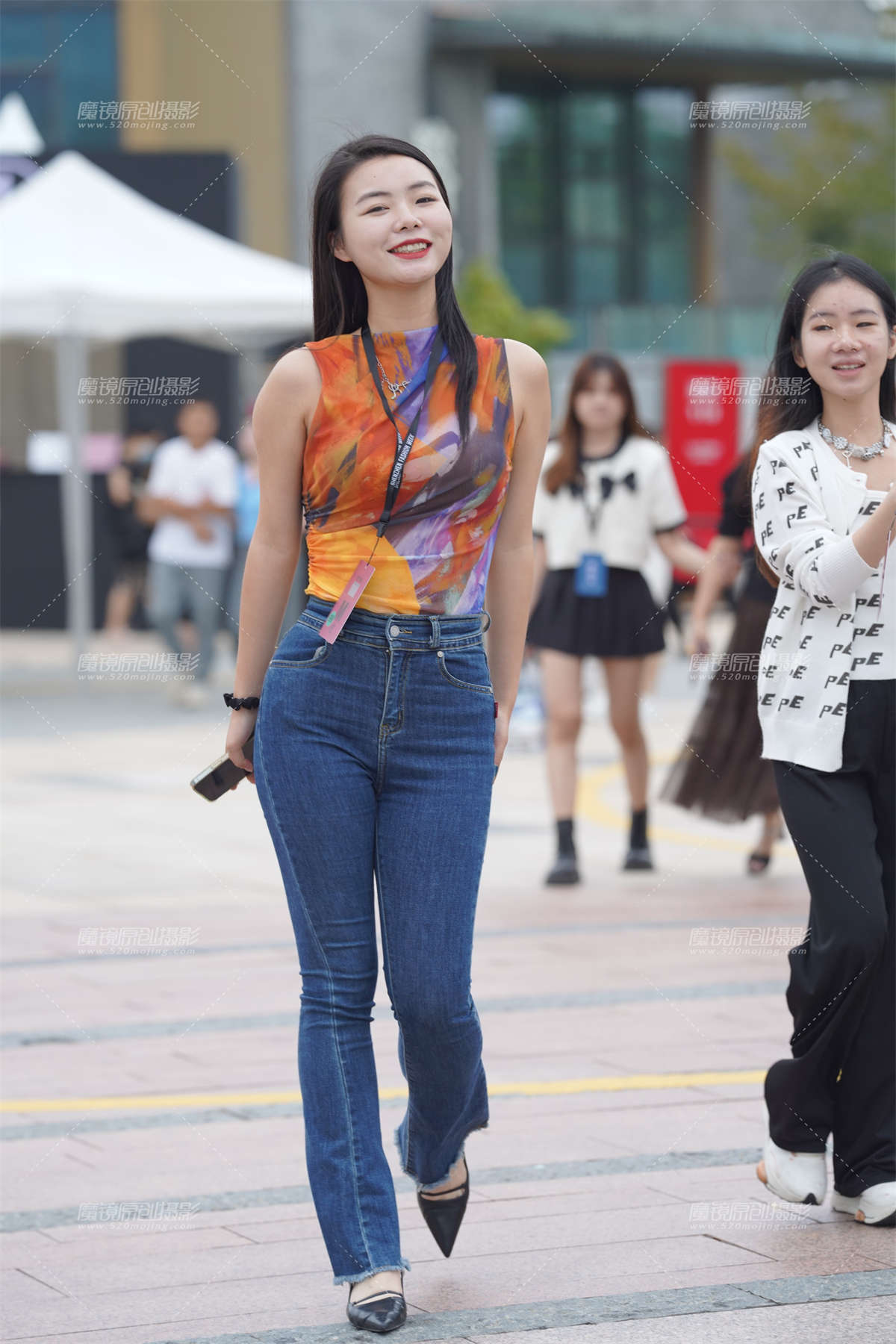 活泼俏皮紧牛美眉 好想和她恋爱-日更街拍