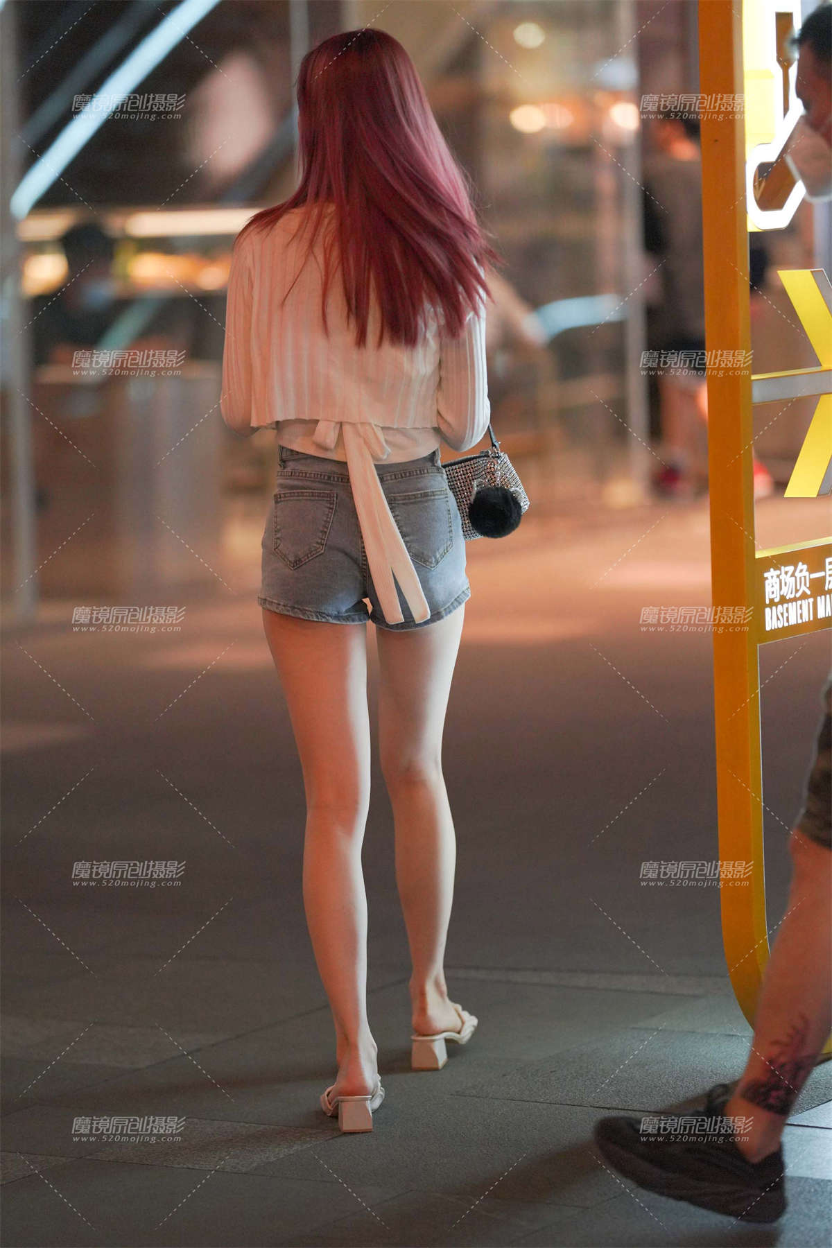 图片[2]-热裤长腿美眉-日更街拍