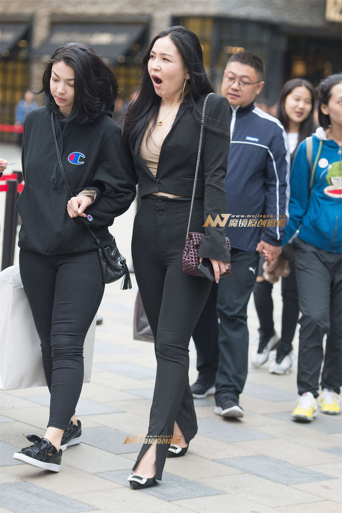 丰满黑裤 是没睡好么-日更街拍