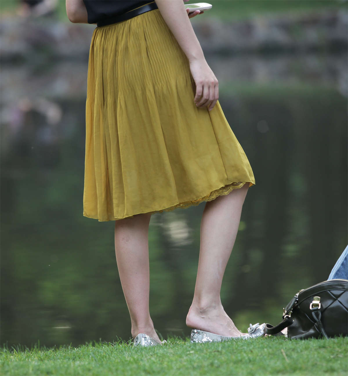 图片[2]-踏青公园街拍系列No.392 近距离观赏河对岸的那双美足-日更街拍