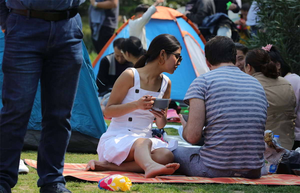 图片[2]-踏青公园街拍系列No.1618 靓妹贴心，上回没看够的小脚再给一次特写的机会-日更街拍