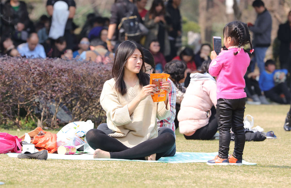 图片[2]-踏青公园街拍系列No.843 飘逸诱人的美少妇，原味十足的细趾长足不是你能抗拒的 第2套-日更街拍