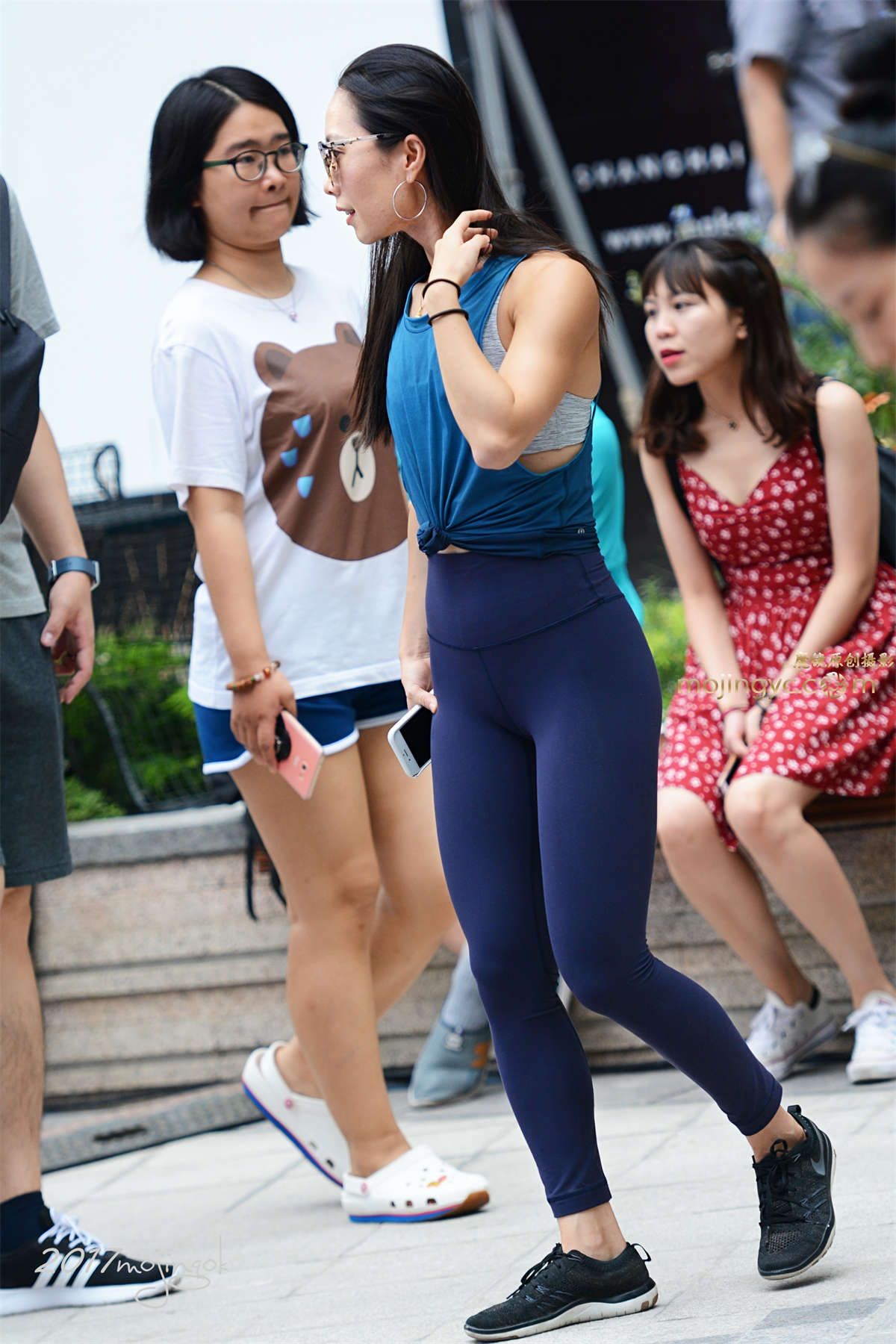 蓝色瑜伽裤-日更街拍
