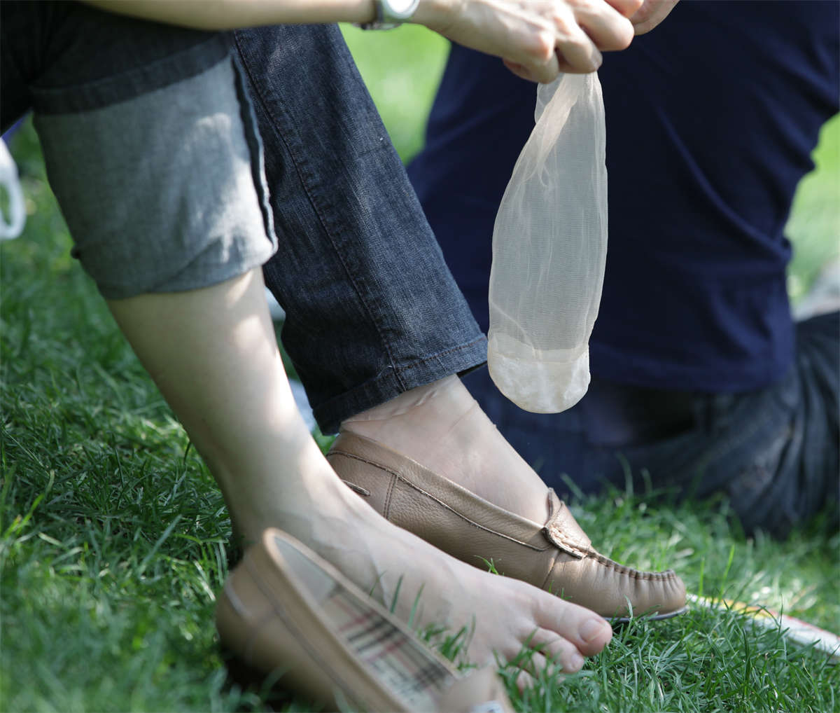 图片[2]-踏青公园街拍系列No.393 近距离欣赏好成色美足，最后还有穿薄丝的镜头-日更街拍