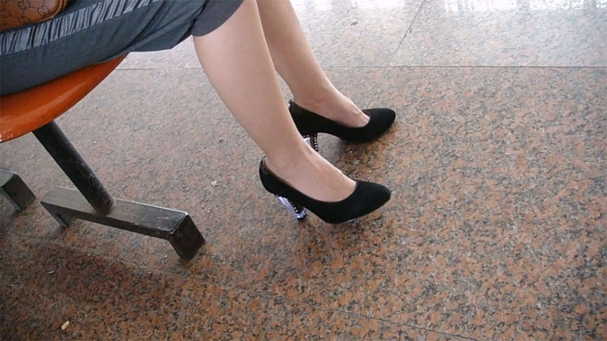 图片[2]-美白少妇性感美足-日更街拍